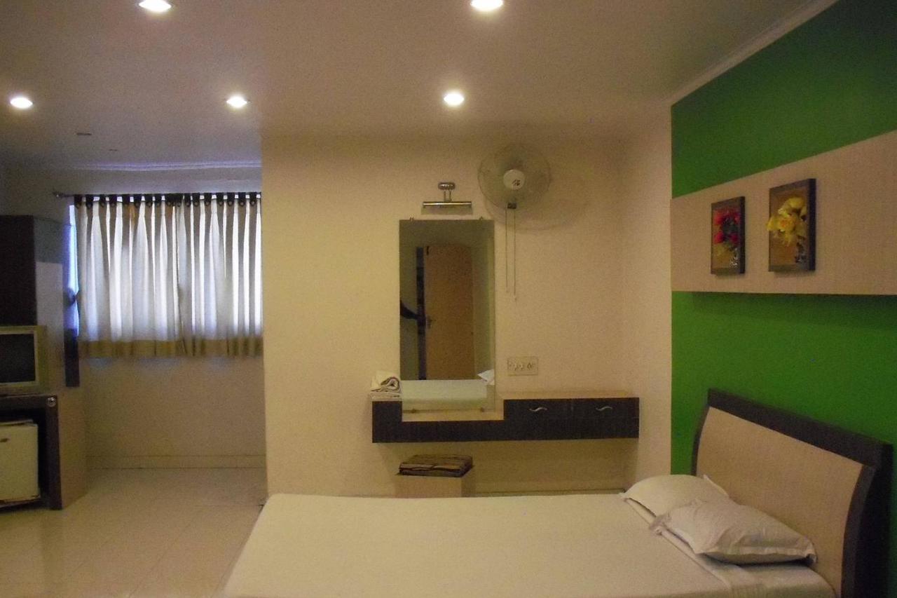 Embassy Hotel Surate Extérieur photo