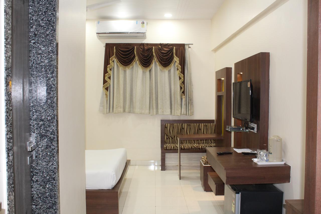 Embassy Hotel Surate Extérieur photo