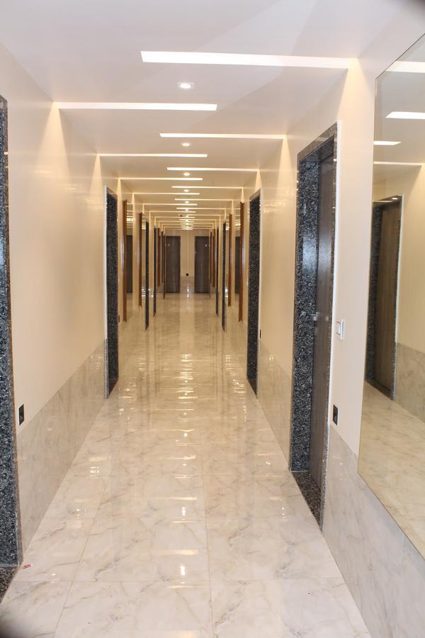 Embassy Hotel Surate Extérieur photo