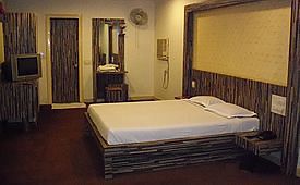 Embassy Hotel Surate Extérieur photo